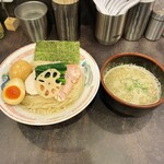 西永福の煮干箱 - 昆布水の煮干つけ麺　別アングル