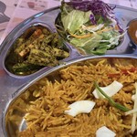 INDIAN RESTAURANT EAT ENJOY - マトンビリヤニについてくる漬け物とサラダ