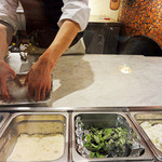 エビスエスクラッシコ - ピッツァ生地登場