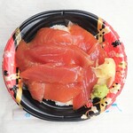 Tsumugian - マグロは惜しげなくびっしりと
                        ご飯は比較的軽めの量
