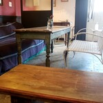 カフェ シャンブルドット - ソファ席と奥にテーブル席が。