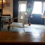 カフェ シャンブルドット - うえき姫の座ったソファから
入口良く見えます。お店に入ってきたら先ずうえき姫と目が合うネ！笑