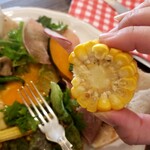 カフェ シャンブルドット - コーン。
どやって食べよう……。

えーい！つまんで
かじっちゃえ！