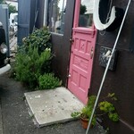 カフェ シャンブルドット - ピンクのドアが目印