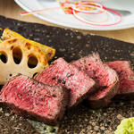 Enjoy sashimi and beef Sushi from the lunch-only “Lean Japanese Black Beef Steak Course”
