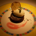 フィオッキ - リンゴとアマレッティ、カカオのトルタ　ラヴェンダー風味のジェラート添え