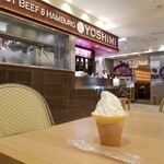 ローストビーフとハンバーグ YOSHIMI - 店外、テーブル席。