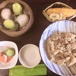 台湾茶館 - 飲茶セット(中華おこわ、台湾茶、漬物、点心、デザート) ・・・1000円
※季節により内容が変更になる場合があります