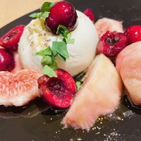 クリーミーモッツァレラ、ブラッティーナチーズ 季節のフレッシュフルーツを添えて