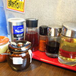 麺酒房 龍安 - 卓上調味料