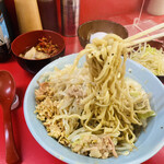 ラーメン 富士丸 - ちょぱ様の真似してペットボトルの蓋をレンゲ置きに！