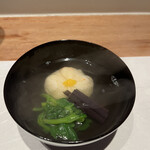 曙橋 かず - 店主おまかせコース７７００円。蟹真薯の椀。つる菜、蕨が食感の妙です♩ お出汁が蟹を、蟹がお出汁をそれぞれの深み引き出しています（╹◡╹）（╹◡╹）