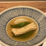 曙橋 かず - 店主おまかせコース７７００円。穴子、蕪、万願寺とうがらしの煮物。ほんのり甘く炊いてあり、しみじみ美味しい一皿です（╹◡╹）