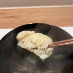 曙橋 かず - 店主おまかせコース７７００円。蟹真薯の椀。この時期のズワイガニとは思えない味わいです。ほぼ蟹で作られた真薯は、ふわふわな食感で、とーっても美味しくいただきました（╹◡╹）（╹◡╹）