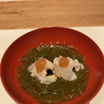 曙橋 かず - 店主おまかせコース７７００円。焼き鱧と絹もずくの酢の物。皮を残した鱧を炙って仕上げています。皮付近の食感と脂、ゼラチン質？が、とーっても良かったです（╹◡╹）（╹◡╹）