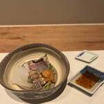 曙橋 かず - 店主おまかせコース７７００円。イサキ、シャコ、赤イカ、雲丹。イサキは皮目を炙り、イカは細かく包丁が入っています（╹◡╹）