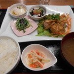 茨城マルシェ - 牛蒡入り肉団子、わかめとタコの酢味噌、水菜のお浸し、温玉、漬物と品数豊富！