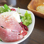 ビストロ デ シュナパン - 1000円ランチの前菜　生ハムとポーチドエッグのサラダ　2013.03.07