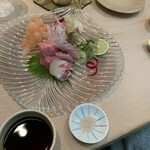 Gion Okada - つぶ貝、天然たい、鯵、えび、中トロのお造り