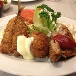 キッチンふるはし - Ｃセット
      アジフライ・カニコロッケ・メンチカツ（９８０円）これにライス・味噌汁・漬物が付きます。２０１３年３月