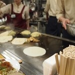 麗ちゃん - お好み焼きが焼けていくのを見るのは楽しい