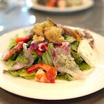 ビストロ うお座 - 料理写真:魚介類とサラダ