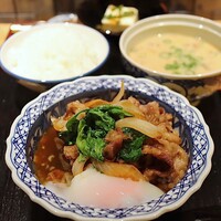 北新地 つきしろ - 10種類の野菜･黒毛和牛の粕汁と黒毛和牛のすき焼き定食(1,200円)
                    温泉玉子(+100円)