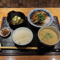 北新地 つきしろ - 10種類の野菜･黒毛和牛の粕汁と黒毛和牛のすき焼き定食(1,200円)
                    温泉玉子(+100円)