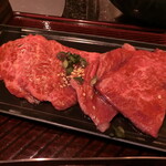 焼肉の三是 - 鮮やかな色の和牛カルビ