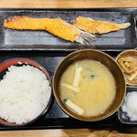 しんぱち食堂 - サーモンハラス干し定食（840円）