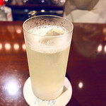 Barたか坂 - ◉ ジン・フィズ　✽ マスターの提案で、レシピのシュガーを、話題の銀座のハチミツに変えて…  １杯目
            ✽ 舌で屋上の養蜂を想像するありがたい提案です。