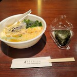 うさぎおうどん - 天ぷらうどん＋昆布おむすび