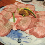 Yakiniku Daimon - 【上タン＠１１８０円】　写真は４人前です。　お値段はするのにペラペラ。。