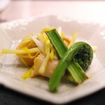 蓮心 - ミル貝を炒めて。黄ニラ、こごみ、ネギも。