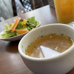 Pio 高輪店 - コンソメスープも玉ねぎ、じゃがいも、人参、ベーコンなどで旨み凝縮