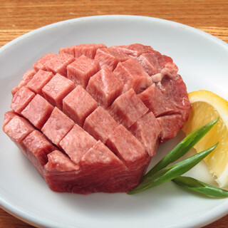 In addition to the popular tongue and skirt steak, enjoy shirokoro, liver, and heart.