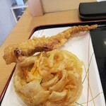 讃岐うどん 條辺 - げそ天にかき揚げ