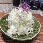 とんかつ 大希 - お替り自由の瑞々しい千切りキャベツ。