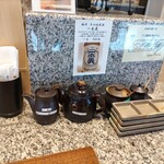 とんかつ 大希 - 卓上の調味料類や小皿が、整然と。