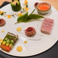 銀座 大石 - 噴火湾の毛蟹をアスパラでくるんで、８種の野菜パテ、兎のパテ、人参のサラダ、ミモザをちらして