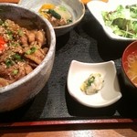 くろぶた きよし - ここへ来たらこれは食べておかないと！な、くろぶた丼。