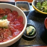 くろぶた きよし - ヅケ丼。これはブリとカンパチだったかな？豚だけじゃないイメージがここでわかる。