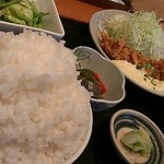 くろぶた きよし - チキン竜田定食。甘タレとたるたるがちょうどよく合って、カリカリな衣がたまらない。大盛り無料です。サザエさんで出てきそうなほど希望すれば出してくれます。