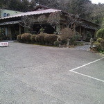 松葉茶屋 - 木々に囲まれたお店です