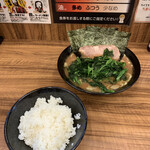 横浜家系らーめん 二代目武道家 - ラーメン＋ほうれん草のトッピングと無料のライス('22/06/10)