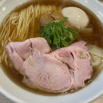 麺笑 巧真 - コチラが『特製醤油らーめん』でございます。
      
      なんか、いつもと感じが違ってるけど…1,000円税込
      
      スープは鶏と魚介、醤油が絶妙にマッチしている。
      
      めちゃんこめちゃめちゃめちゃりんこん美味い！