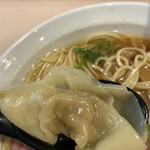 麺笑 巧真 - ワンタンも入ってる。　かなりボリュームがあって
      
      満足します。　ワンタン好きなんだよね〜
      
      柴崎亭さんを思い出す。　餡は割と小さめ
      
      メンマも秀逸だ。　次回は塩を是非に！＼(^^)／