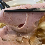 麺笑 巧真 - 低温調理のロース　柔らかくてうんまい！
      
      うーむ…スープ派、麺派、チャーシュー派…
      
      全てを抑えて納得させるらーめんぢゃないか？
      
      美味いよ！　furutax2さん…うんまままっー！