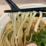 麺笑 巧真 - 麺リフト　中細ストレート低加水麺
      
      らーめんだけどアルデンテ…芯がのこるような
      
      食感…うまっ！　うんまま！
      
      湯切りがあんなにアッサリなのに…