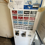 麺笑 巧真 - furutax2氏は塩ラーメン押しではあるが…
      
      まずは醤油から食べてみるべきであろうな
      
      出自の柴崎亭さんに敬意を表して…ポチっとな！
      
      特製醤油らーめんのボタンをば…